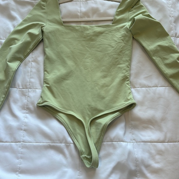 Aritzia Babaton Contour Long Sleeve Bodysuit - Picture 5 of 5